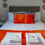 Modern & Artistic Design Humphreys Lodge - Sleep 6